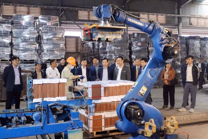 Rô bốt bốc xếp hàng hóa tại Công ty CP gốm Đất Việt. 