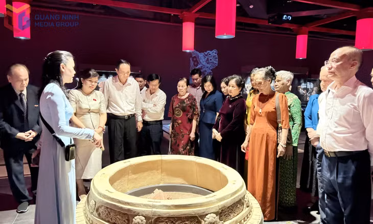 Các đại biểu tham quan Tòa nhà Quốc hội.