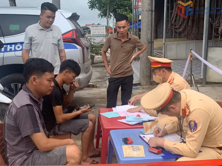 Lực lượng CSGT lập biên bản xử lý các lái xe vi phạm quy định an toàn khi điều khiển phương tiện tham gia giao thông trên quốc lộ 18A đoạn đi qua địa bàn tỉnh.