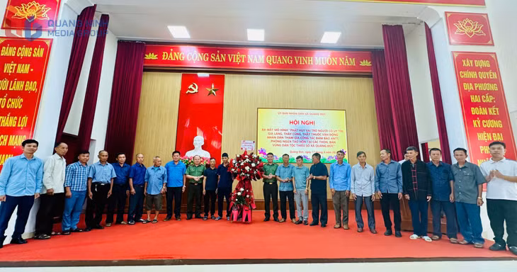 Ra mắt các thành viên mô hình.