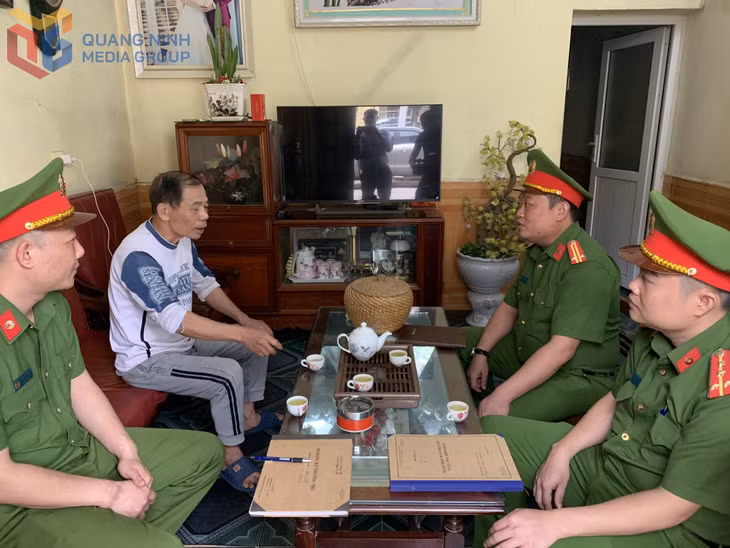 Công an xã Ba Chẽ tuyên truyền Luật Trật tự, ATGT đường bộ cho người dân.