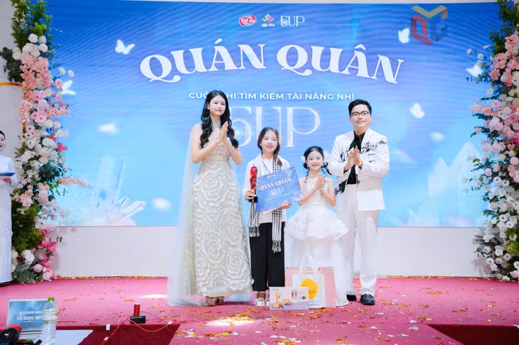 Bảo Nghi nhận giải Quán quân người mẫu nhí.