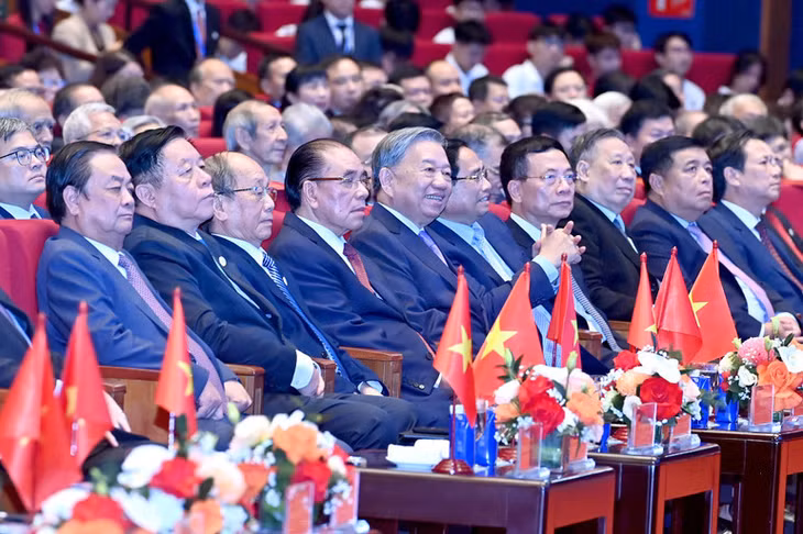 Tổng Bí thư Tô Lâm với các đại biểu dự Lễ kỷ niệm. (Ảnh: ĐĂNG KHOA)