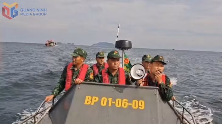 Đồn Biên phòng Đảo Trần tăng cường việc thông tin đến người dân trên địa bàn chủ động phòng, chống bão và đảm bảo an toàn về người, tài sản.