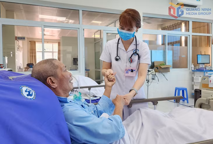 Bác sĩ điều trị cho người cao tuổi tại đơn nguyên Hồi sức cấp cứu (khoa Khám bệnh, Bệnh viện Lão khoa- Phục hồi chức năng Quảng Ninh).