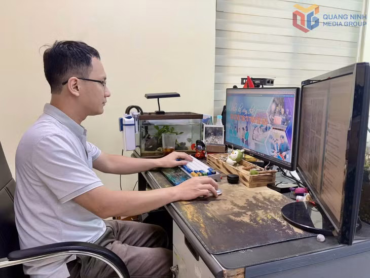 Biên tập viên Nguyễn Đỗ Quang (Phòng Biên tập Báo Quảng Ninh điện tử và Cổng thông tin, Trung tâm Truyền thông tỉnh) sản xuất tác phẩm đa phương tiện.