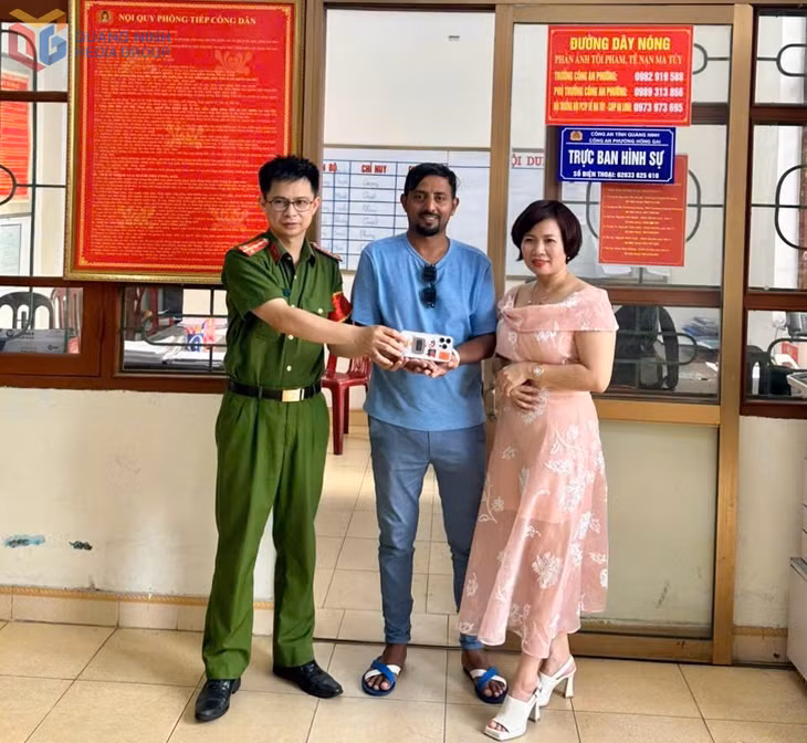 Trao trả lại điện thoại cho anh ALQUARNI TALAL OMARS