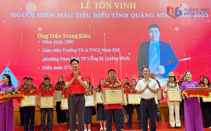 Thầy giáo Trần Trung Kiên được tôn vinh người hiến máu tiêu biểu được UBND tỉnh tặng bằng khen tháng 6/2025.