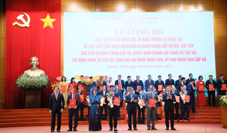 Ban Thường vụ Tỉnh uỷ trao các quyết định của Tỉnh ủy, Ban Thường vụ Tỉnh ủy, các Nghị quyết của HĐND tỉnh và tặng hoa chúc mừng Đảng bộ phường Yên Tử (5-2025). Ảnh: PV
