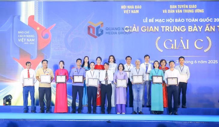 Đại diện của Hội Nhà báo tỉnh Quảng Ninh nhận giải C gian hàng trưng bày ấn tượng cho Quảng Ninh và Cụm thi đua các tỉnh, thành phố Đồng bằng duyên hải Bắc Bộ.