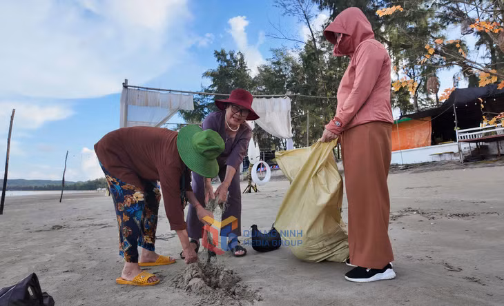 Phụ nữ huyện Cô Tô tích cực dọn vệ sinh môi trường làm sạch bãi biển.