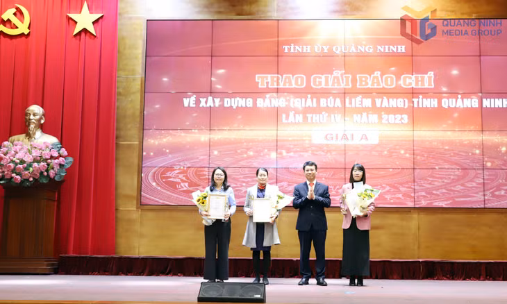 Ban tổ chức Giải Búa liềm vàng tỉnh trao giải A cho tác giả, nhóm tác giả năm 2023.