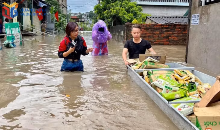 Phóng viên Nguyễn Trang tác nghiệp trong điều kiện bão lũ để có được những thước phim chân thực.