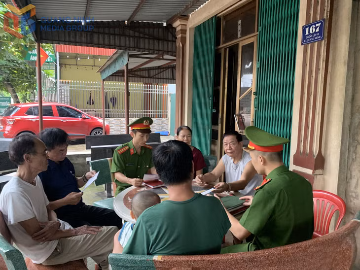 Lực lượng Công an xã Quảng Minh (nay là xã Quảng Hà) luôn phối hợp chặt chẽ với các Bí thư Chi bộ, Trưởng thôn trong việc tuyên truyền Luật Trật tự, ATGT trên địa bàn.