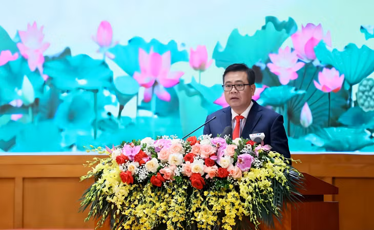 Đồng chí Hoàng Bá Nam, Ủy viên BCH Đảng bộ tỉnh, Bí thư phường Hạ Long, phát biểu nhận nhiệm vụ.