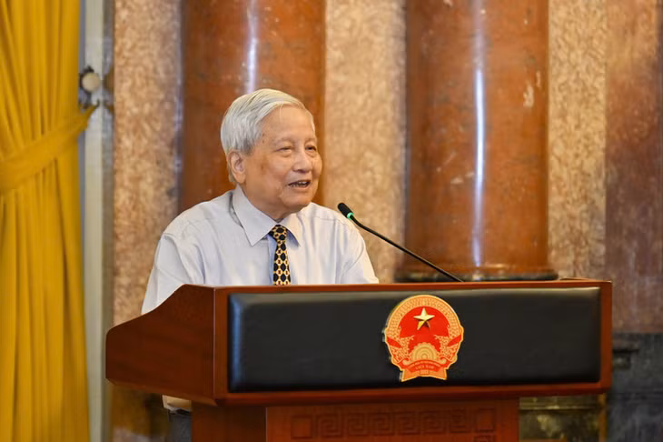 Nhà báo lão thành Hà Đăng phát biểu tại buổi gặp mặt, tuyên dương.