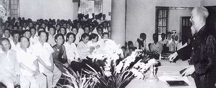 Tại Đại hội Hội Nhà báo Việt Nam lần thứ III, ngày 8/9/1962, Chủ tịch Hồ Chí Minh căn dặn: Cán bộ báo chí cũng là chiến sĩ cách mạng, cây bút, trang giấy là vũ khí sắc bén… Ảnh: Tư liệu Báo Nhân dân