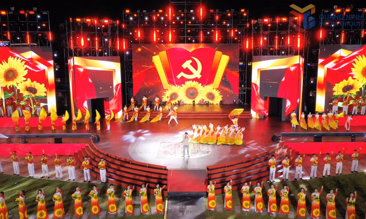 Chương trình nghệ thuật có sự tham gia của gần 500 nghệ sĩ, diễn viên, với các tiết mục ca ngợi quê hương đất nước, sự phát triển của tỉnh Quảng Ninh.