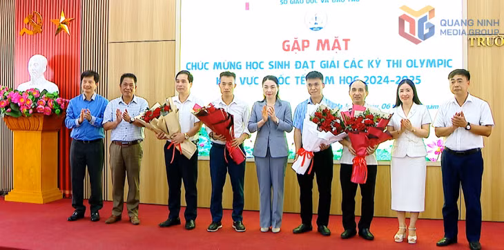 Lãnh đạo Sở GD&amp;ĐT Quảng Ninh chúc mừng các thầy cô ôn luyện đội tuyển Tin học, Trường THPT Chuyên Hạ Long có học sinh đạt giải tại kỳ thi Olympic khu vực quốc tế năm học 2024-2025.