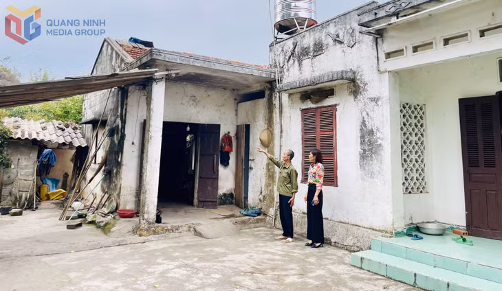 Lãnh đạo UBND xã Đoàn Kết (huyện Vân Đồn) kiểm tra tình trạng nhà ở xuống cấp theo kiến nghị, phản ánh của nhân dân thôn Tràng Hương.