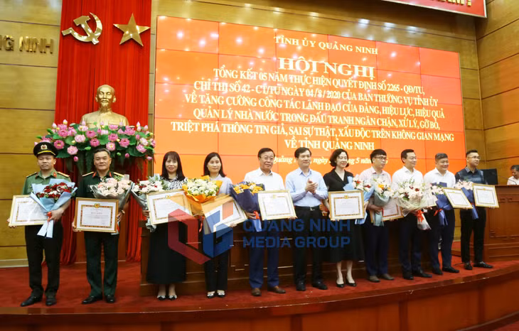 Đồng chí Vũ Quyết Tiến, Phó Bí thư Tỉnh ủy, Trưởng Ban Chỉ đạo 35 Tỉnh ủy trao bằng khen cho các tập thể có thành tích xuất sắc trong 5 năm thực hiện Quyết định số 2265 và Chỉ thị số 42 ngày 4/8/2020 của Ban Thường vụ Tỉnh ủy (5-2025). Ảnh: Nguyễn Thanh