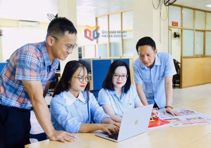 Các phóng viên phòng Thời sự (Trung tâm Truyền thông tỉnh) trao đổi nghiệp vụ trong quá trình sản xuất tin, bài.