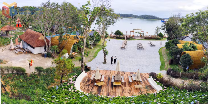 Nằm kề bãi biển Hồng Vàn, điểm đến này hướng ra mặt hồ và được điểm xuyết bởi vô số loại hoa.
