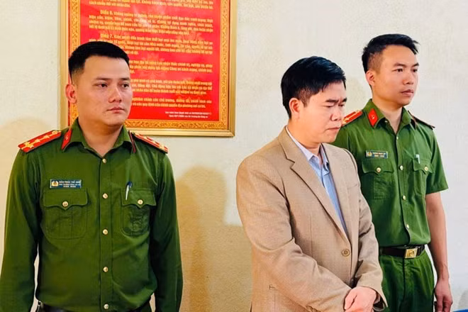 Nguyên Hiệu trưởng Trường PTDTBT TH Hoàng Thu Phố 1 (Bắc Hà, Lào Cai) bị cơ quan chức năng bắt. Ảnh: Thanh Tuấn