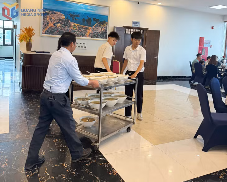 Em Trần Minh Trí (ở giữa) trong ca làm việc.