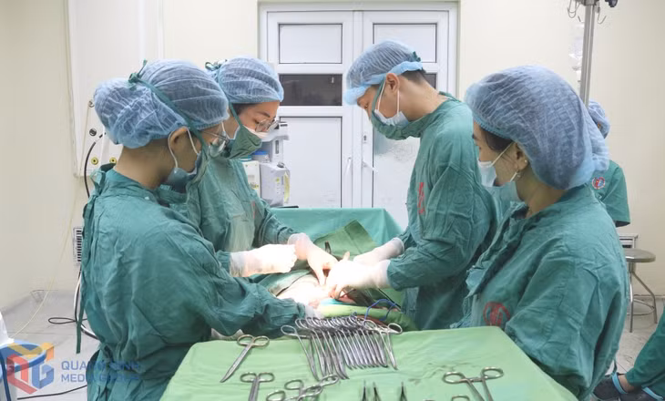 Các bác sĩ tiến hành phẫu thuật cho người bệnh.