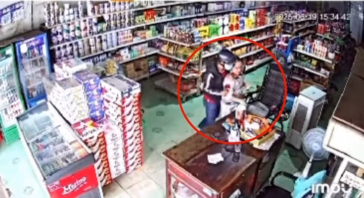 Nghi phạm dùng dao khống chế, cướp tài sản và ra tay sát hại nạn nhân. (Ảnh cắt từ clip)