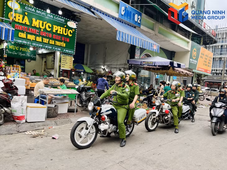 Công an phường Bãi Cháy (TP Hạ Long) tuần tra kiểm soát, đảm bảo trật tự đô thị tại khu vực chợ Cái Dăm.