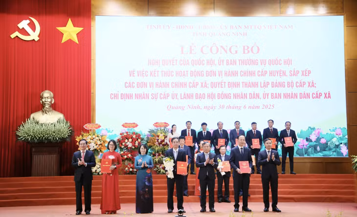 Ban Thường vụ Tỉnh uỷ trao các quyết định của Tỉnh ủy, Ban Thường vụ Tỉnh ủy, các Nghị quyết của HĐND tỉnh và tặng hoa chúc mừng Đảng bộ phường Quảng Yên.