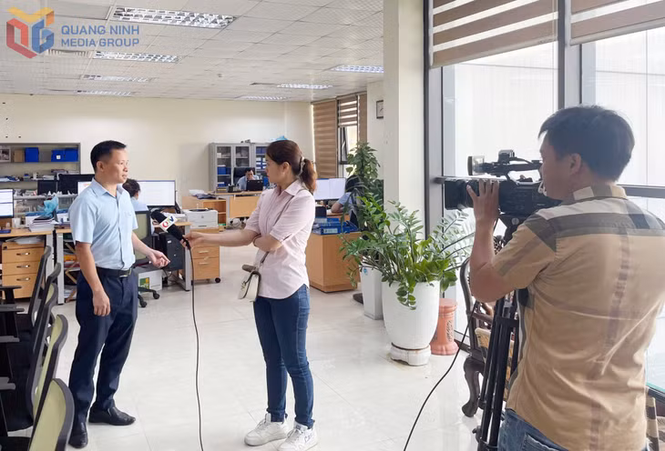 Phóng viên Trung tâm Truyền thông tỉnh thực hiện phóng sự phản ánh về công tác sẵn sàng vận hành mô hình chính quyền địa phương 2 cấp.&nbsp;