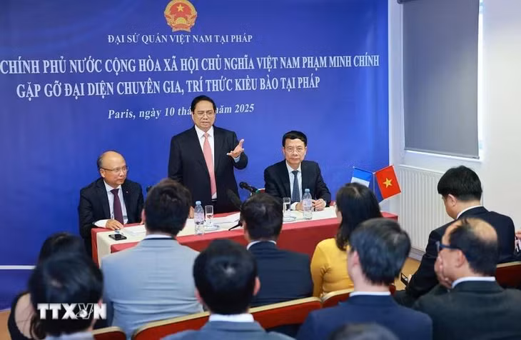 Thủ tướng Phạm Minh Chính gặp gỡ đại diện chuyên gia, trí thức kiều bào tại Pháp. (Ảnh: Dương Giang/TTXVN)