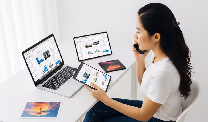 Hình ảnh mô tả một người đang làm việc nhiều tác vụ cùng lúc