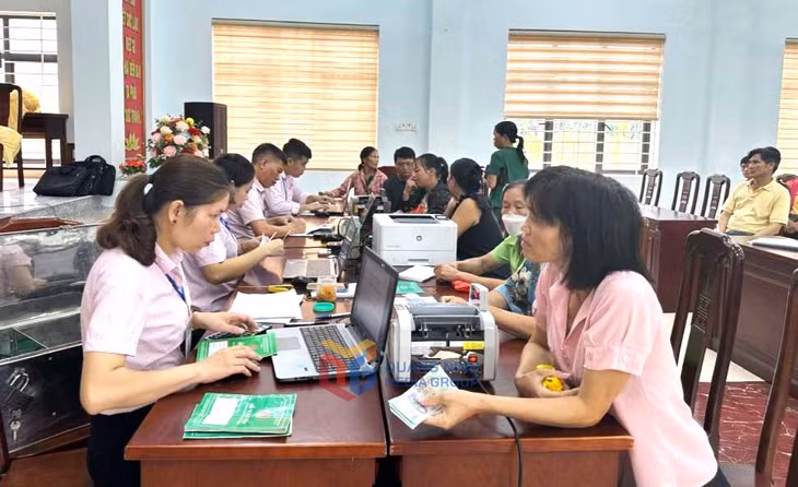 Ngân hàng Chính sách xã hội huyện Ba Chẽ giải ngân vốn vay cho người dân.