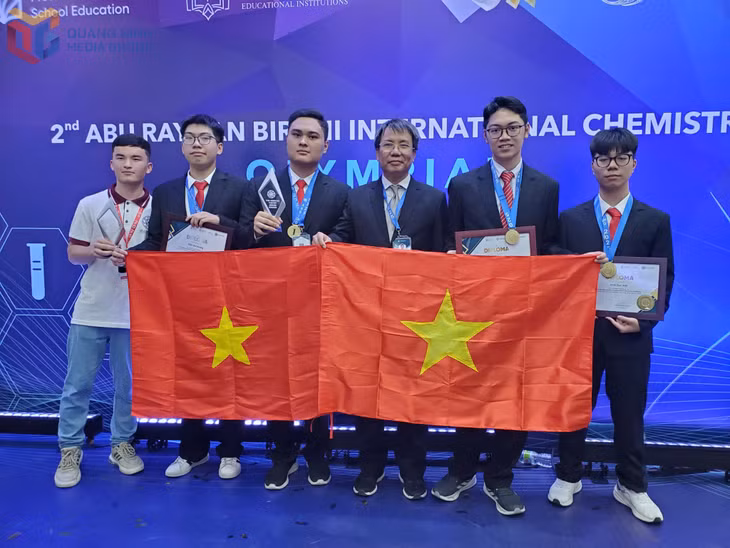 Em Trịnh Việt Hoàng (đứng thứ 2, từ trái qua), Trường THPT Chuyên Hạ Long (Quảng Ninh) và các bạn trong đội tuyển dự thi tại Olympic Hóa học quốc tế Abu Rayhan-Biruni 2025.