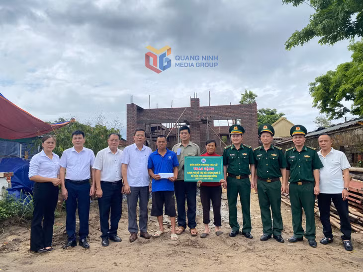 Đồn Biên phòng Trà Cổ hỗ trợ 100 triệu đồng giúp đỡ gia đình bà Vũ Thị Tâm xây nhà mới.