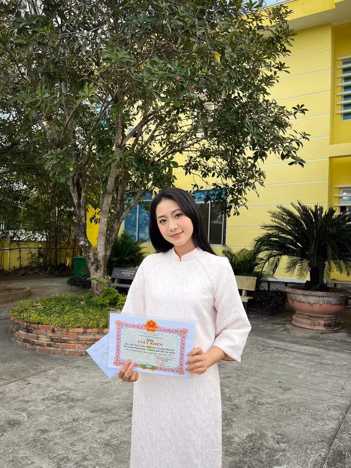 Trong vòng phỏng vấn kín với ban giám khảo, cô được nhận xét là con ngoan trò giỏi với thành tích học tập xuất sắc, năng nổ hoạt động ngoại khóa. Cô cũng tích cực giúp đỡ các em bé người đồng bào là học sinh của bố mẹ tại quê nhà.