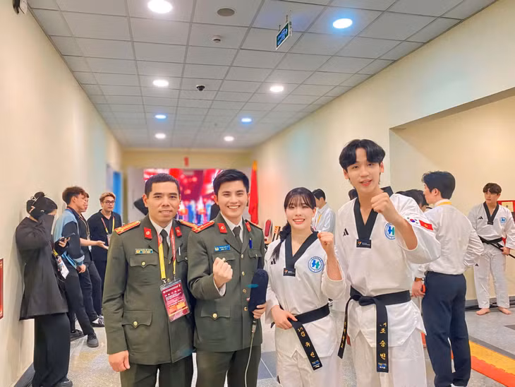 Phóng viên Nguyễn Khánh và Quốc Xã tác nghiệp tại sự kiện Giải Taekwondo Cảnh sát Châu Á mở rộng năm 2024 tổ chức tại Quảng Ninh.