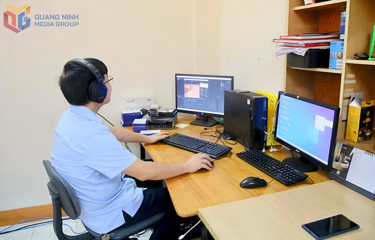 Kỹ thuật viên Trung tâm thực hiện số hóa tư liệu video từ các băng hình analog thành dữ liệu số để lưu trữ và sử dụng cho hoạt động báo chí truyền thông.