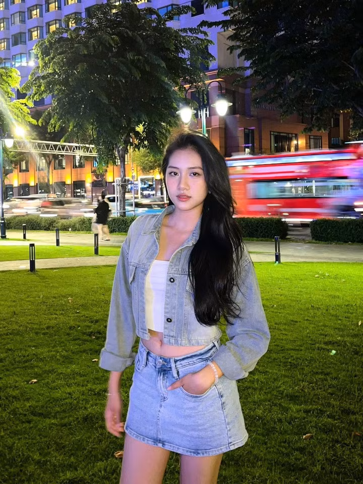 Cô ưa chuộng trang phục tôn dáng, khéo léo khoe vòng eo con kiến 59cm. Trúc Linh cũng là một trong những người đẹp sở hữu vòng eo nhỏ nhất cuộc thi năm nay.