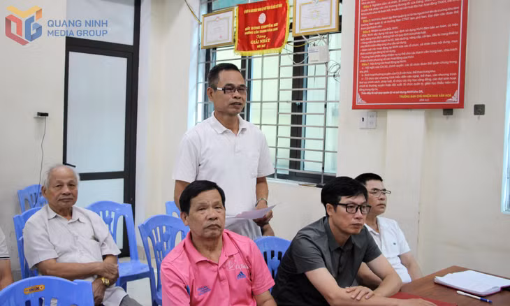 Đảng viên Chi bộ Khu phố 2A, phường Cẩm Trung thảo luận tại buổi sinh hoạt chi bộ.