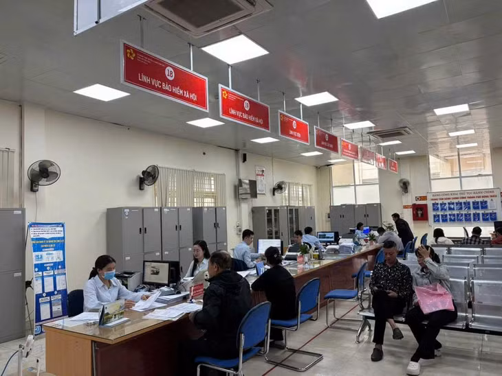 Người dân đến giải quyết các thủ tục liên quan chế độ, chính sách BHXH, BHYT tại Quảng Ninh.