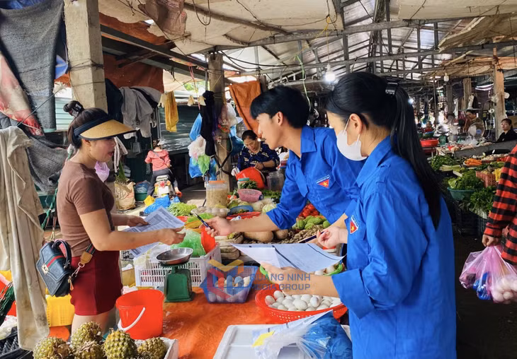 ĐVTN xã Đông Ngũ (huyện Tiên Yên) tuyên truyền, hướng dẫn các hộ kinh doanh ở chợ Đông Ngũ dùng mã QR thanh toán không dùng tiền mặt.