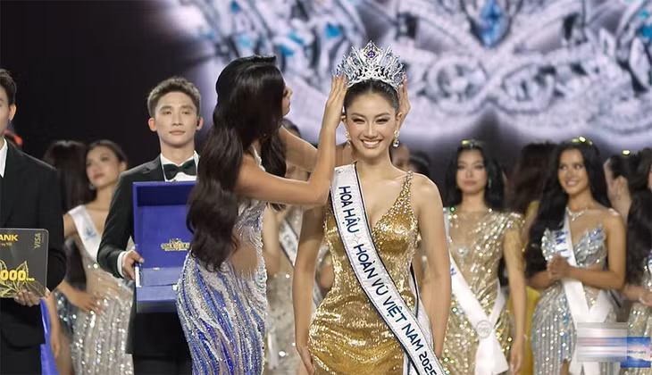 Bùi Xuân Hạnh trao vương miện cho Nguyễn Hoàng Phương Linh.