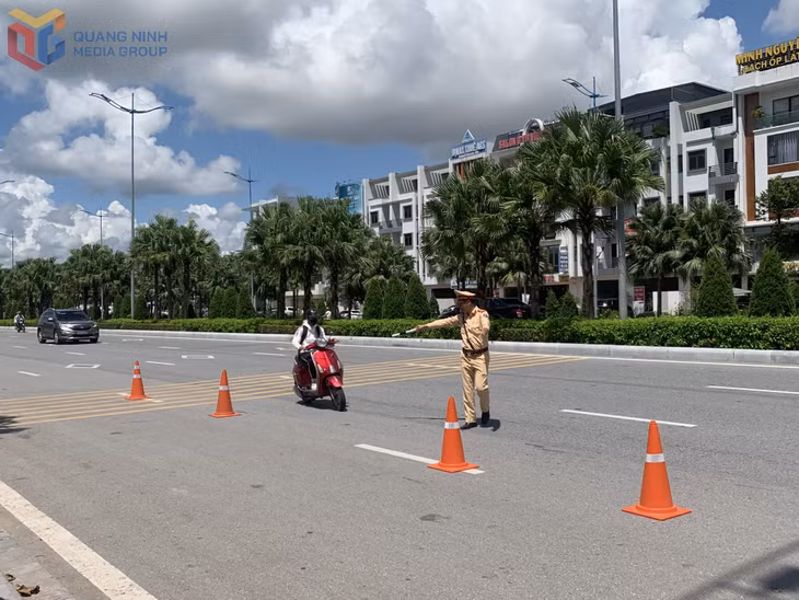 Cán bộ Đội CSGT Đường bộ số 2, Phòng CSGT, Công an tỉnh, kiểm tra người điều khiển xe mô tô trên QL18A đoạn đi qua địa bàn TP Hạ Long.