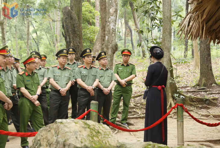 Đoàn đại biểu Công an tỉnh Quảng Ninh thăm khu di tích Lán Nà Nưa.