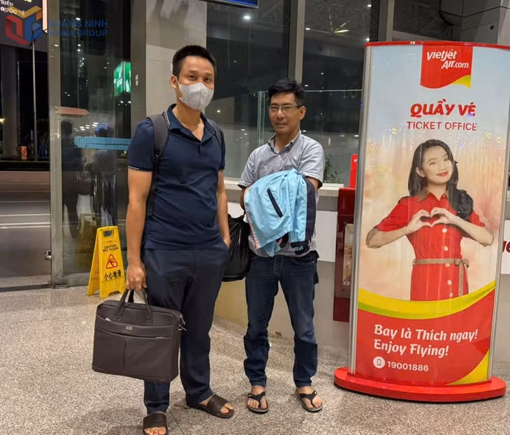 Đối tượng Đinh Quốc Hoàn (bên phải) được di lý về Quảng Ninh để phục vụ công tác điều tra.